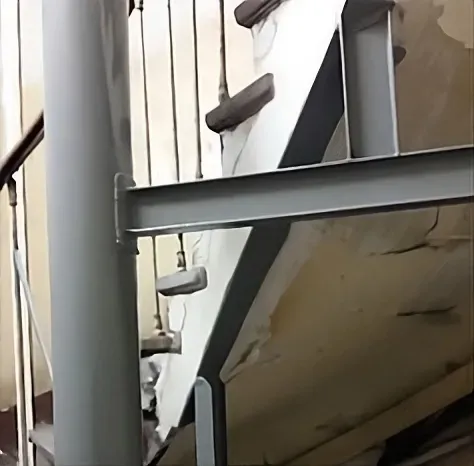 Renforcement escalier par mât suspendu (3)